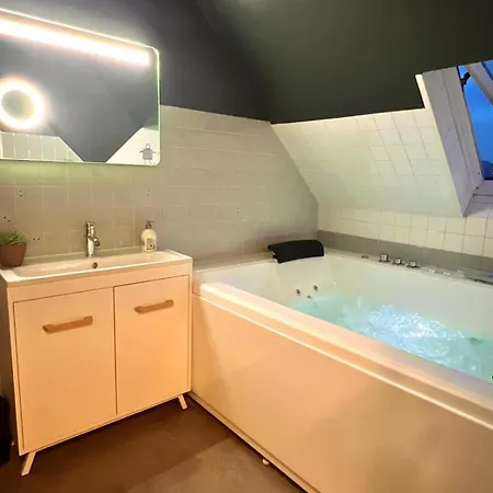 Balneo, Lumineux, Confort Apartment